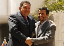 Hugo Chávez (z lewej) i Mahmud Ahmadineżad. Przywódców Wenezueli i Iranu łączą nie tylko interesy ekonomiczne, ale także niechęć do USA
