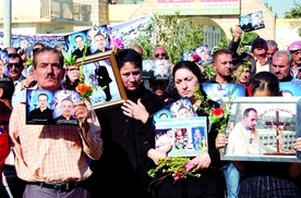 Katolicy z Bagdadu z fotografiami osób zamordowanych podczas krwawego ataku w czasie Mszy św.  w katedrze 1 listopada 2010 r.