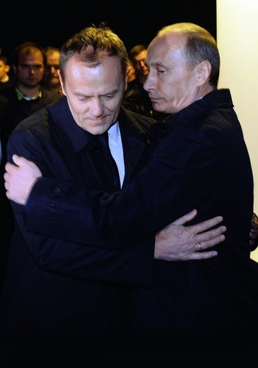 10 kwietnia 2010 r., D. Tusk i W. Putin na miejscu katastrofy.