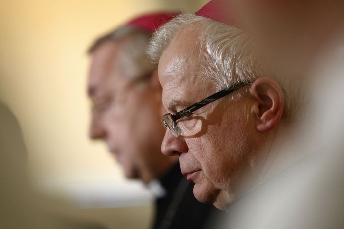 Biskupi ucinają dyskusję o intronizacji 