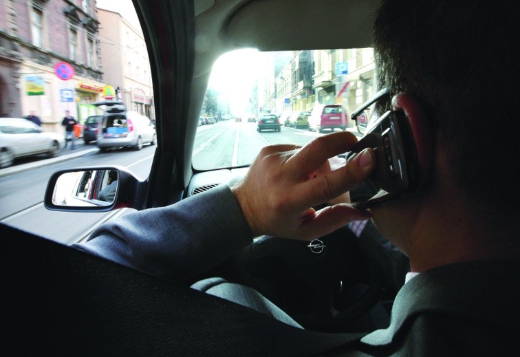 Rozmowa przez telefon komórkowy w czasie jazdy wydłuża czas reakcji kierowcy.