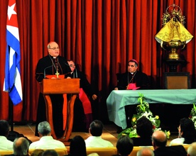 Kard. Jaime Ortega (z lewej) przemawia, otwierając seminarium.