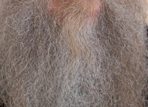 Urzędnik zawieszony za... długą brodę