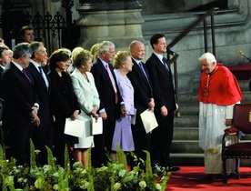 17.09.2010.Benedykt XVI wita się z politykami w Westminster Hall.