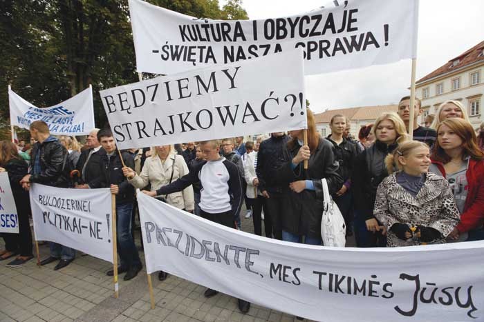 Polacy protestują pod urzędem prezydenta Litwy przeciwko nowej ustawie oświatowej