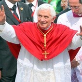Papież oskarżany o zbrodnię przeciw ludzkości
