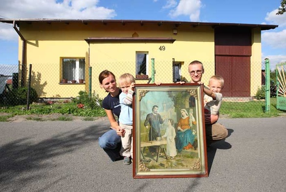 Ania, Dawid,  Tomek i Szymon  przed domkiem,  który wymodlili.  obok: oryginalny rysunek, który naszkicowali  św. Józefowi