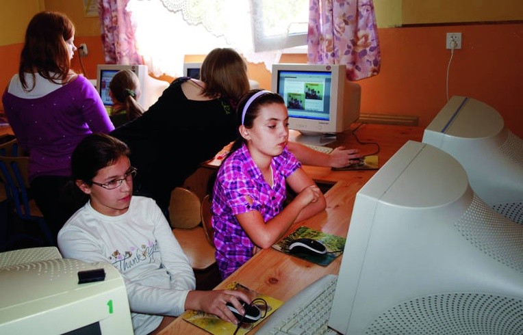 Uczniom z Lasu łatwiej porozumieć się z komputerem, niż ich rodzicom – z władzą.