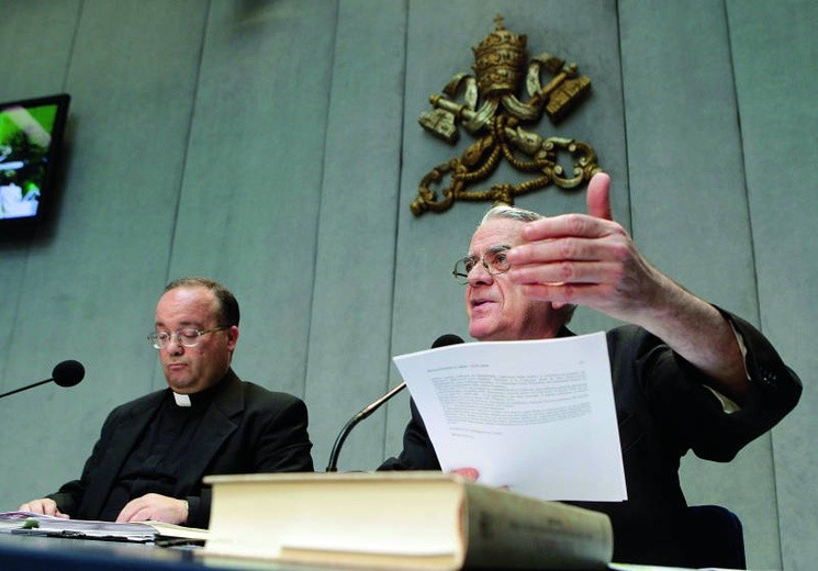 Nowy dokument Stolicy Apostoskiej zaprezentowali 15 lipca  br. rzecznik Watykanu ks. Federico Lombardi (po prawej) oraz ks. Charles Scicluna z Kongregacji Dotryny Wiary.