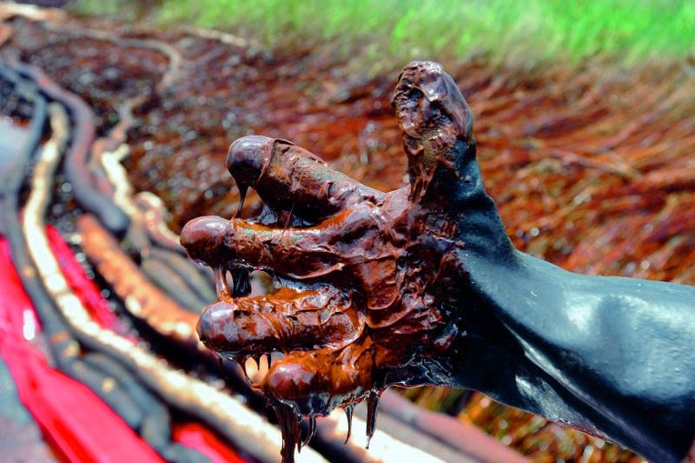 Ropa, która zanieczyściła zatokę Bay Jimmy w Luizjanie.