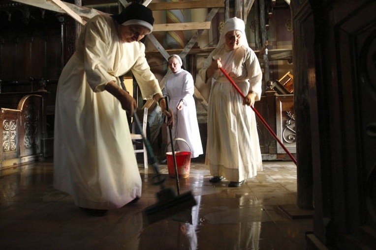 Siostra przełożona Beata, s. Rozaria i s. Laurencja oczyszczają ze szlamu kaplicę, zalaną w trakcie remontu. 