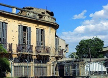 Zniszczone domy i zasieki w Nikozji przypominają o podziale kraju.