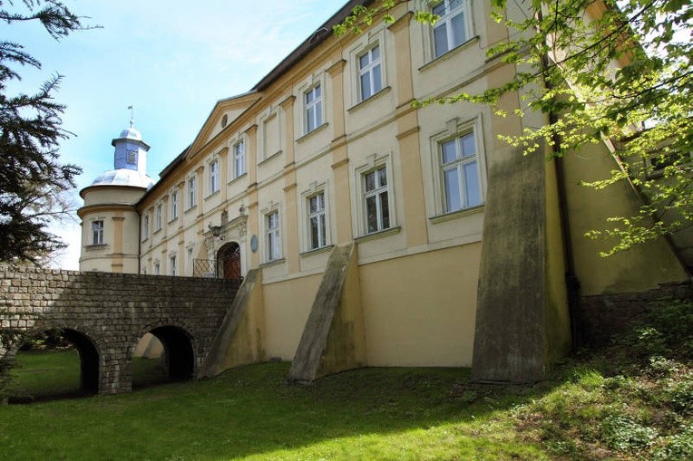 Fasadę pałacu, wybudowaną w XVIII wieku, pieczołowicie odrestaurowano.