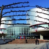 Europejski Trybunał Praw Człowieka coraz częściej feruje wyroki przypominające profesorskie wykłady.