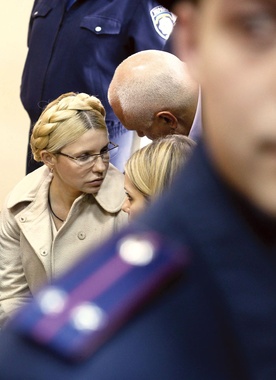 11 października 2011 r. Kijów. Julia Tymoszenko w towarzystwie męża i córki Marty po ogłoszeniu przez sąd wyroku skazującego ją na 7 lat więzienia