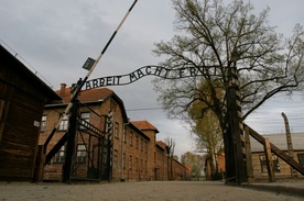 Znicze w Auschwitz