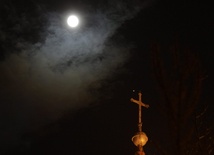 Jowisz jest widoczny tuż nad krzyżem kościoła w węgierskim Veszprem