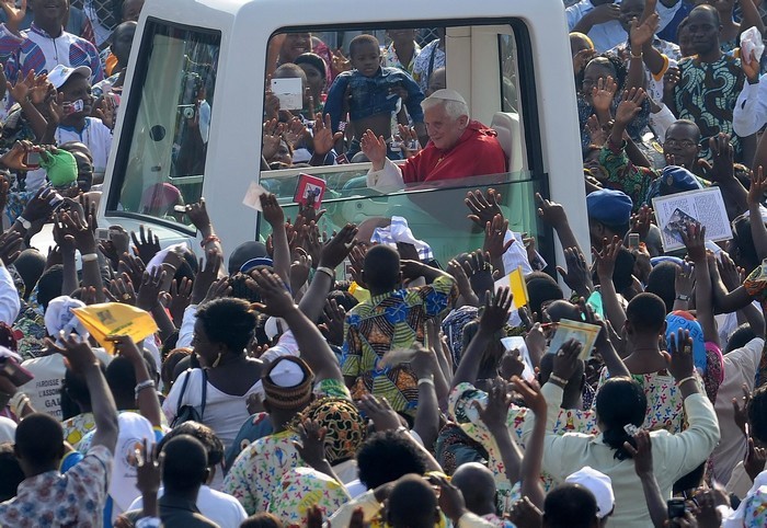 Benedykt XVI wraca z Beninu