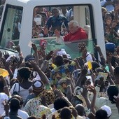 Benedykt XVI wraca z Beninu