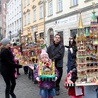 Tradycyjnie, pokaz rozpoczyna się u stóp pomnika Mickiewicza w pierwszy czwartek grudnia.