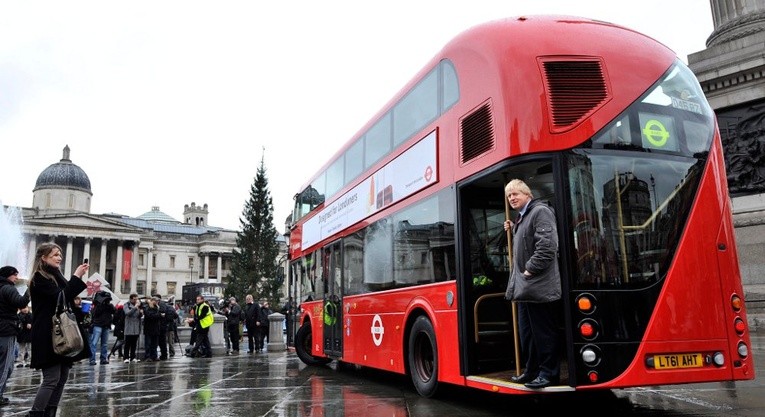 Nowy autobus w trakcie prezentacji