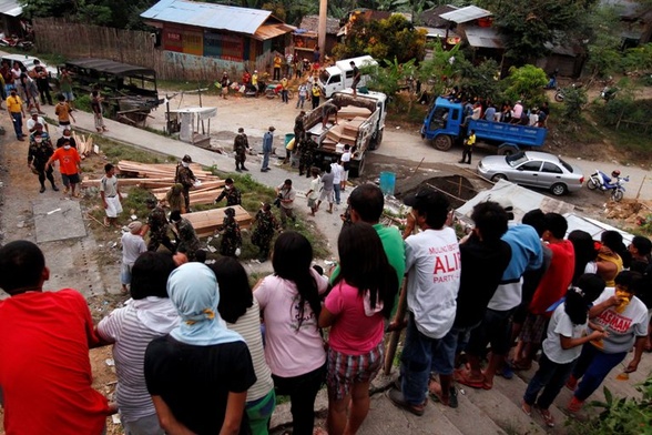 Filipiny: Już ponad tysiąc ofiar powodzi