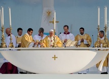Benedykt XVI podczas Eucharystii w Lizbonie