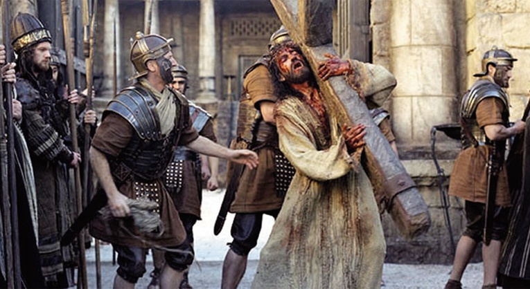 Jezus, poraniony na całym ciele, kilkakrotnie upada pod krzyżem. Brutalnie poganiany przez żołnierzy podnosi się i idzie dalej. 