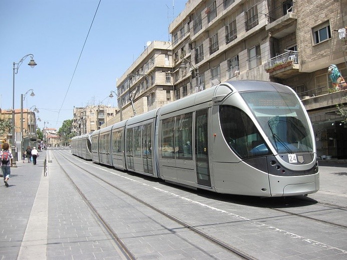 Jerozolimski tramwaj łączy i dzieli