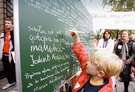 Rodzice: wstrzymać się z sześciolatkami w szkołach