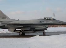 F-16 na lotnisku w Łasku