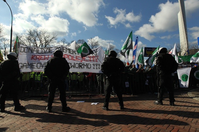 Związkowcy demonstrują pod Sejmem