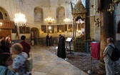 GROTA NARODZENIA. Nabożeństwo ormiańskie przy ołtarzu po lewej  stronie prezbiterium.