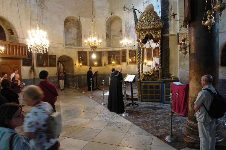 GROTA NARODZENIA. Nabożeństwo ormiańskie przy ołtarzu po lewej  stronie prezbiterium.