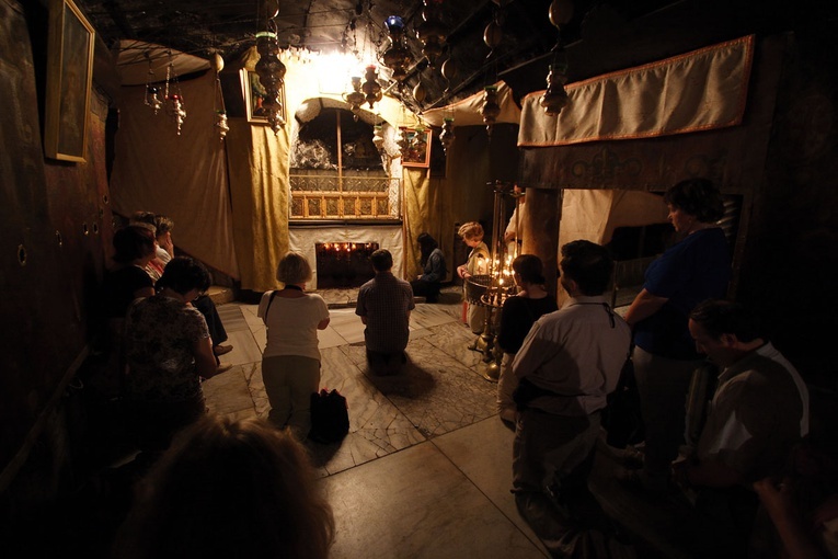 GROTA NARODZENIA. Przez większą część dnia w Grocie Narodzenia modlą się przybywający tu z całego świata chrześcijanie. 