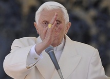 Benedykt XVI modli się za ofiary wypadku