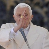 Benedykt XVI modli się za ofiary wypadku