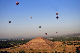 Balony nad piramidą