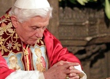 Papież modli sie przed podróżą