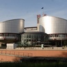 Trybunał strasburski: Państwo może odmówić uznania mężczyzny za matkę, a kobiety za ojca