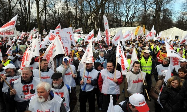 10 tys. osób demonstruje przed Sejmem