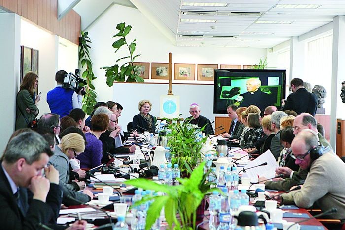  Biblioteka Śląska, 26 marca. Prezydent Zabrza M. Mańka-Szulik i abp W. Skworc w czasie konferencji prasowej na temat Święta Rodziny