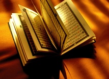 Kto zapłacił rozdającym Koran?