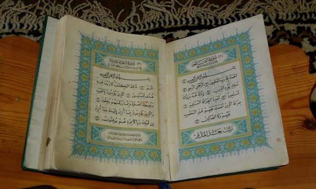 Kto finansuje rozdawanie Koranu?