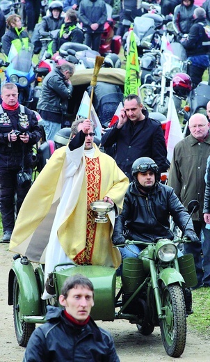 Po Eucharystii kapłani święcili motocykle i ich użytkowników, by tegoroczny sezon był dla wszystkich bezpieczny