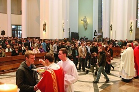  21 kwietnia, młodzież w katedrze