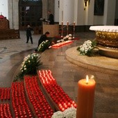 Katowice: Trzy tysiące zniczy w katedrze 