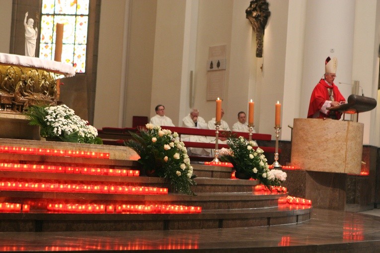 Mszę św. w intencji męczenników odprawił abp Wiktor Skworc