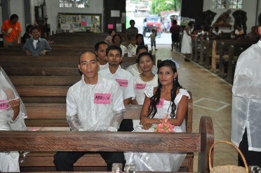 Filipiny: Ślub 26 par - ofiar tajfunu (z polskim akcentem)