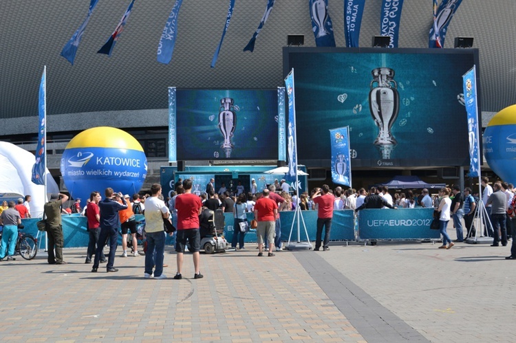 Kibice z Katowic witają Puchar UEFA